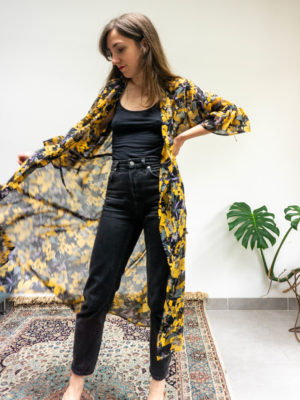 kimono lana - imprimé floral jaune lilas vert sur fond noir